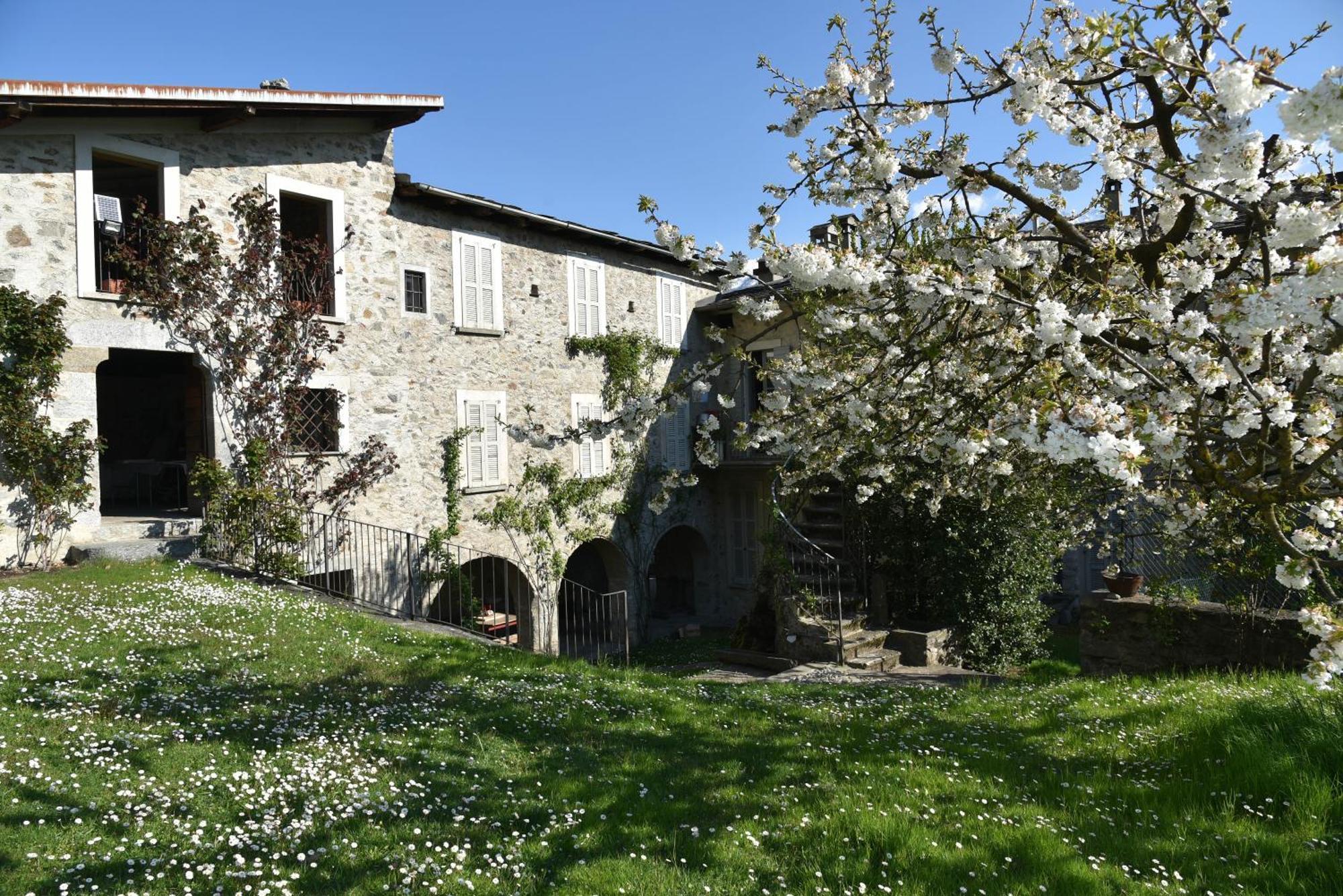 Вілла Piano Nobile Al Roseto Del Drago San Bernardo  Екстер'єр фото
