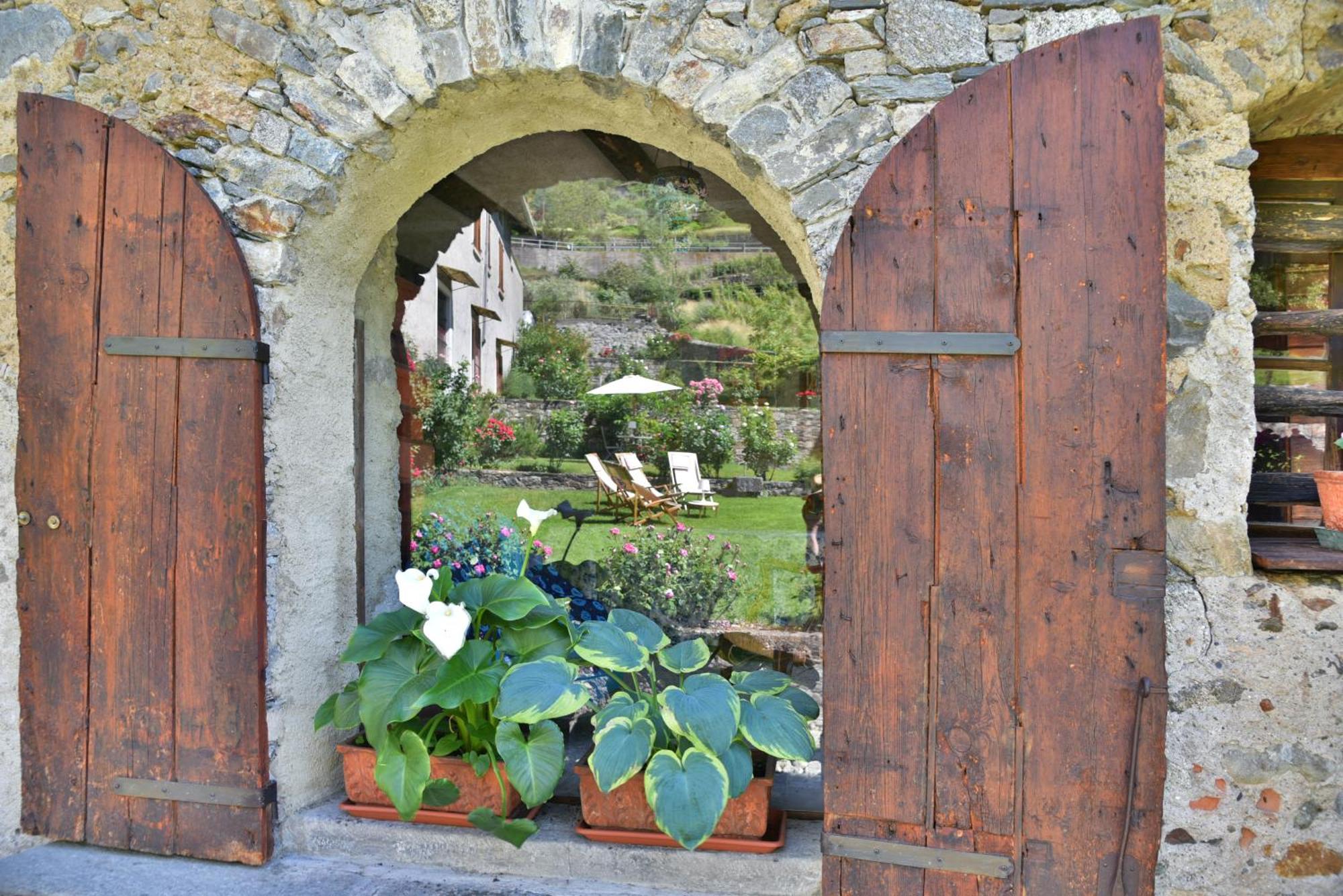 Вілла Piano Nobile Al Roseto Del Drago San Bernardo  Екстер'єр фото