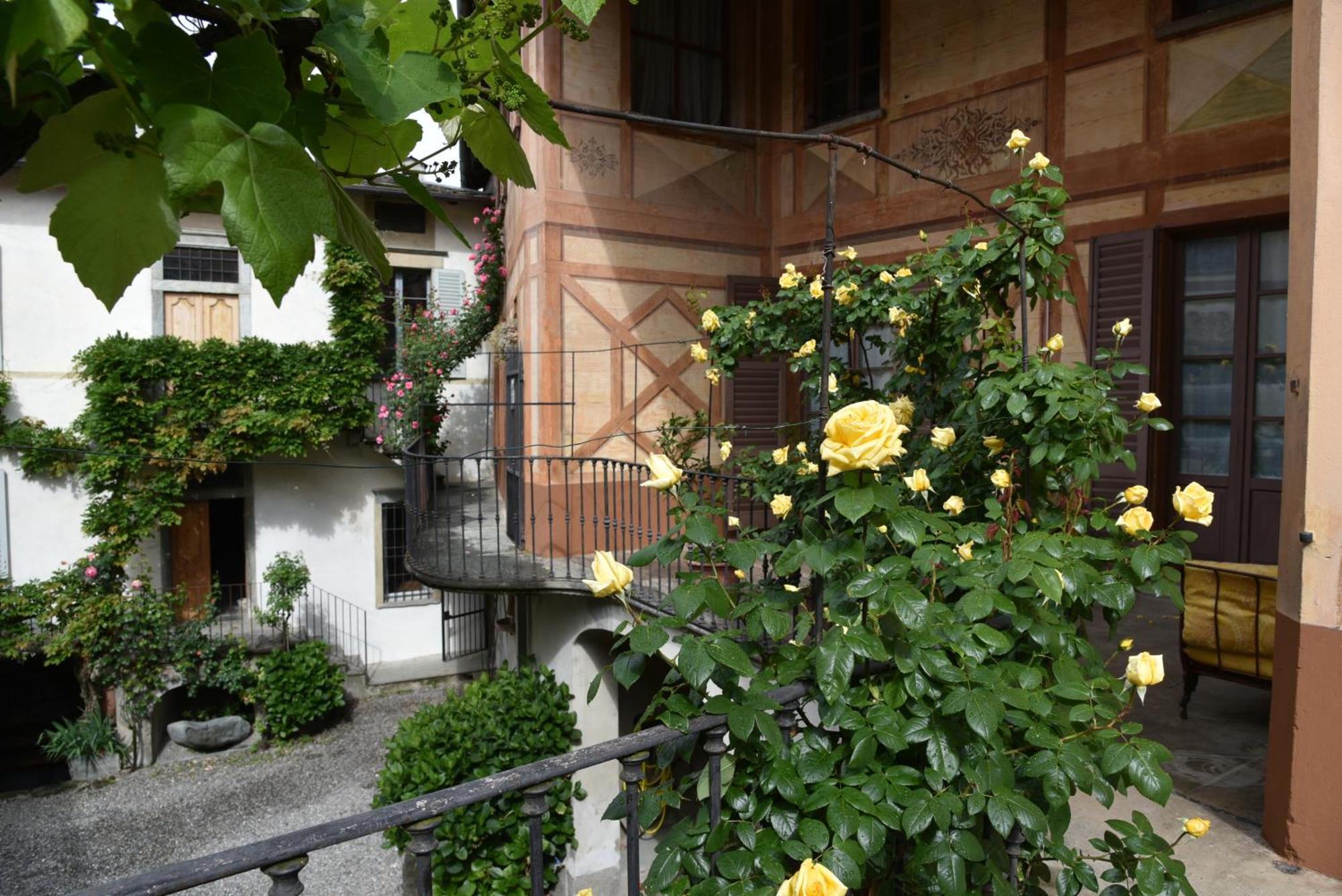 Вілла Piano Nobile Al Roseto Del Drago San Bernardo  Екстер'єр фото